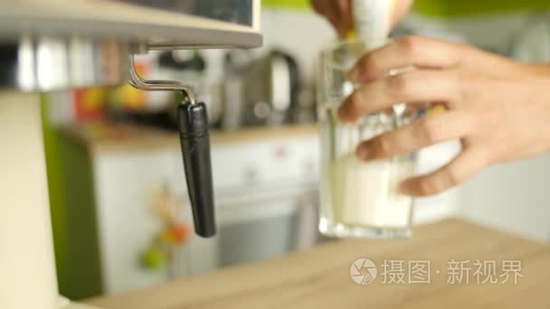 奶油浇玻璃和热发泡准备咖啡饮料