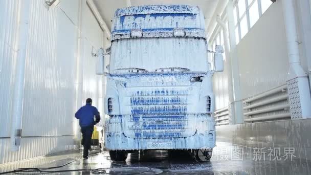 员工清洗在洗车卡车视频