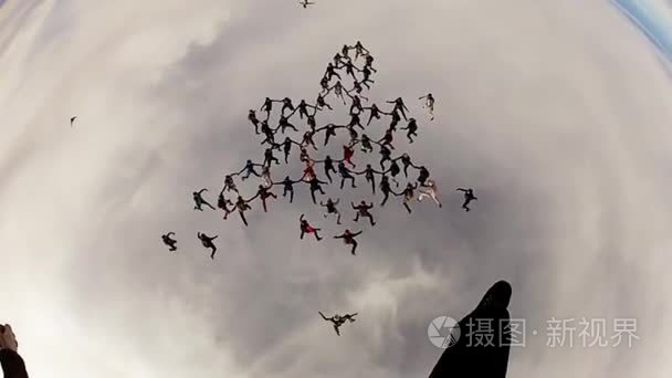 跳伞者制作在天空中的恒星形成的团队。高度。极限运动。特技