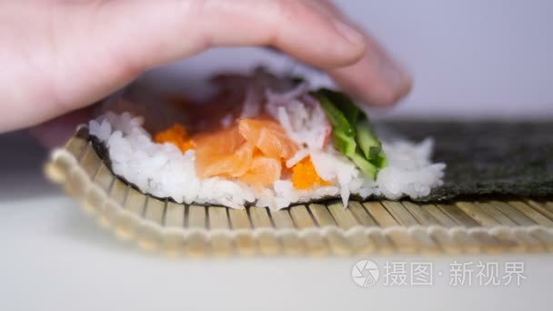 寿司卷制作工艺与男人的手指视频