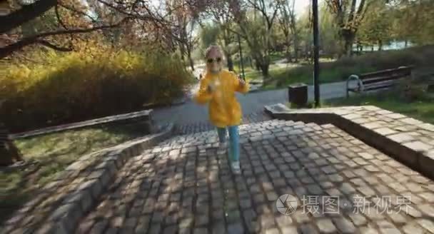 奔上楼梯在公园里的女孩视频
