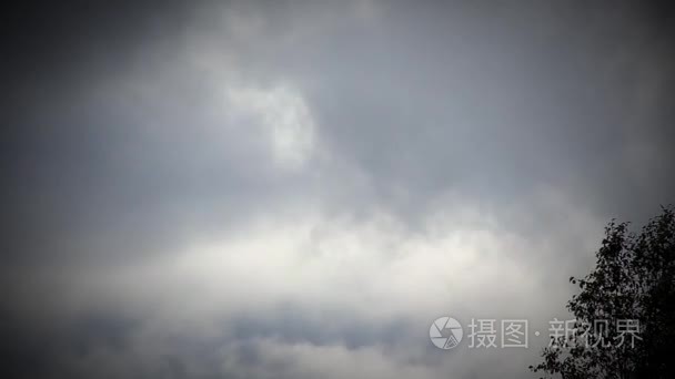 戏剧性的天空与真正暴风雨云时间流逝