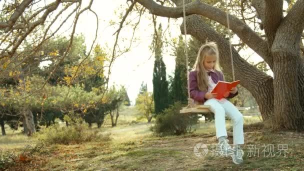 孩子看书时坐在秋千上和梦视频