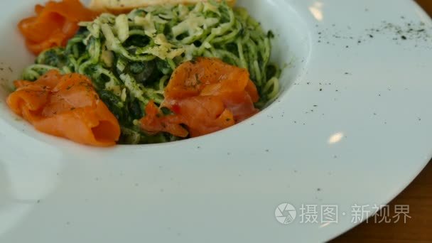 意大利面香蒜酱汁三文鱼视频