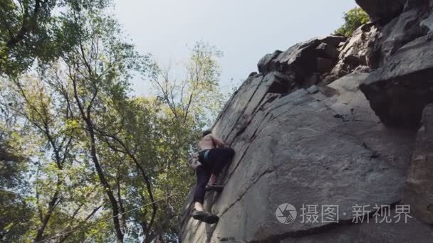 登山绳悬崖视频