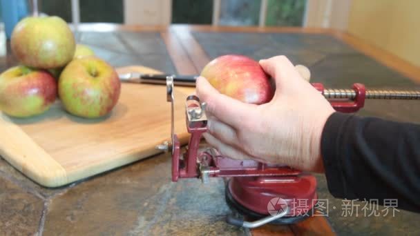 剥皮苹果与厨房工具视频