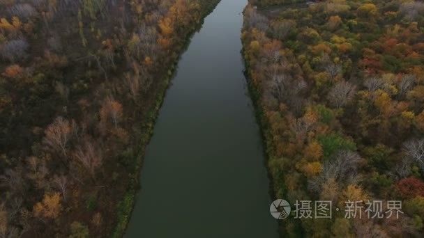 一条小河在农村的航拍视频