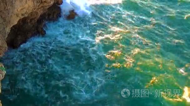 在多岩石的海岸的海浪撞碎视频