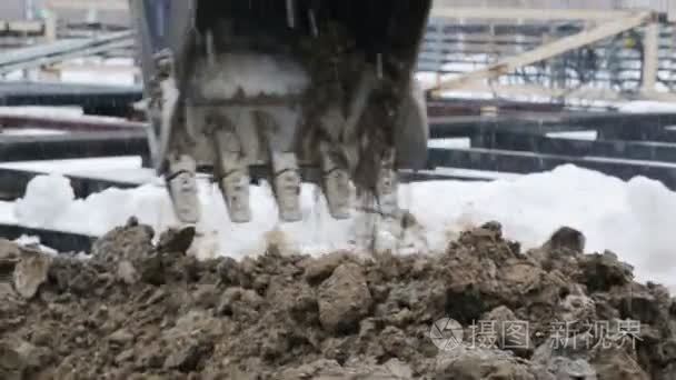 挖掘机挖一个坑视频