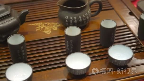 陶瓷餐具烹饪中国茶站在一张小木桌