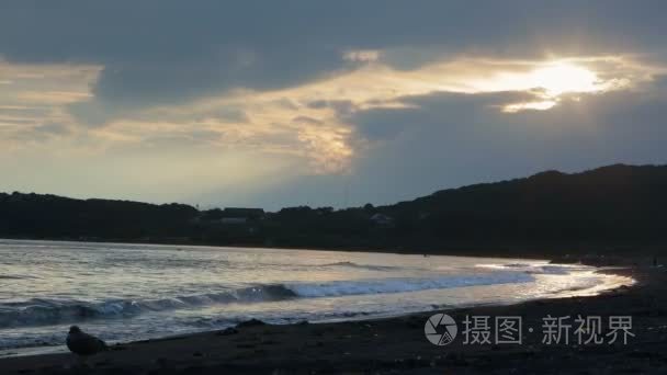 湾的扎沃伊科太平洋上空的日落视频