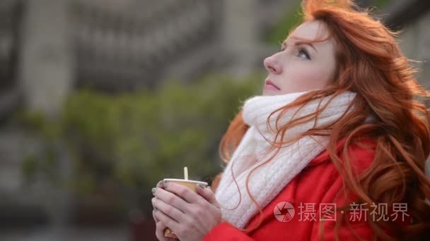 女人喝热咖啡，冷秋的一天视频