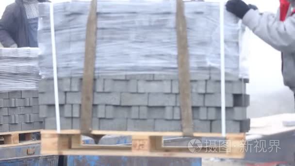 卸荷的铺路砖视频