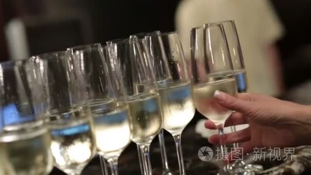 水晶香槟酒长笛站在桌子上视频