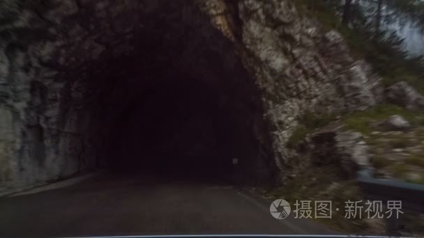 沿山公路隧道穿越