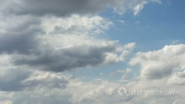 白云在蔚蓝的天空 cloudscape，在一天时间