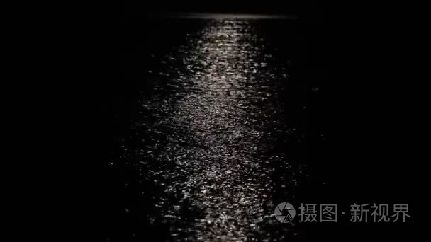 农历的路径是在夜间的海视频