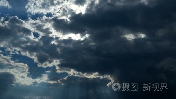 时间推移剪辑的蓬松白云在蓝蓝的天空。与神光线的戏剧性场面。美丽 cloudscape