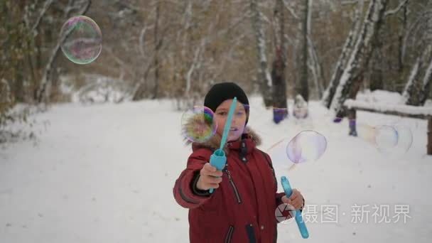 男孩让大肥皂泡在公园与喜悦视频