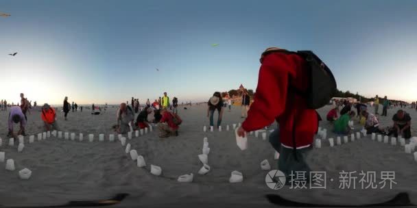 360vr 视频人在风筝节莱波兰将蜡烛放入写词的蜡烛莱孩子父母在海上日落沙滩的沙子