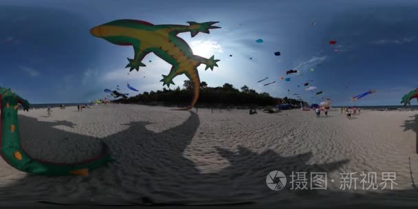 360vr 视频风筝节莱波兰人们放风筝龙形状晴朗的一天孩子父母在海红蓝色绿色玩具度假沙滩上花费时间