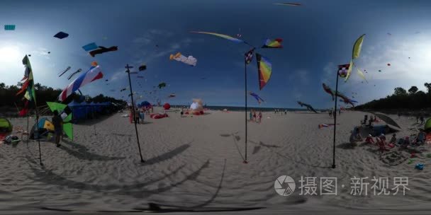 360vr 视频人们在风筝节莱玩具风车旋转风人在放风筝多彩的不同形状的孩子父母在沙滩上