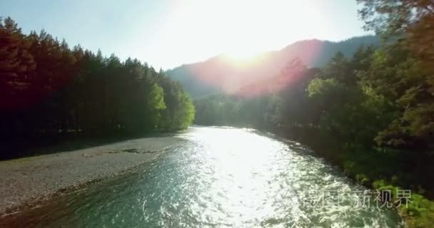 4 k 到鸟瞰图。低飞行新鲜冷山河在阳光灿烂的夏天早晨