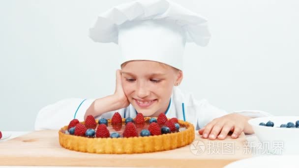 肖像装饰蛋糕厨师制服的小厨师厨师视频