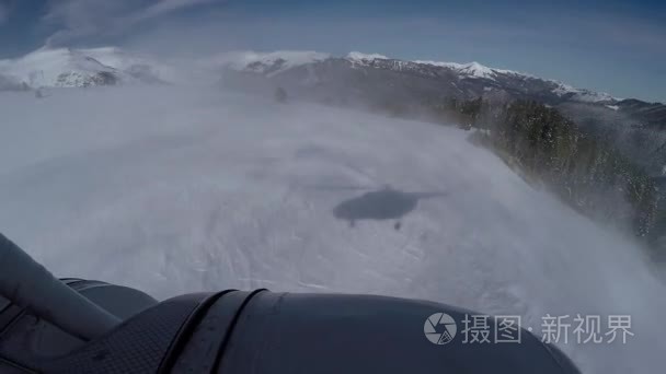 在雪山直升飞机飞行视频