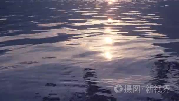 淡水湖泊表面在日落视频