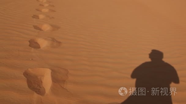 在沙漠上的人影视频