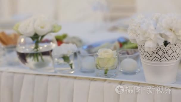 表，由小小的白玫瑰的美丽婚礼装饰