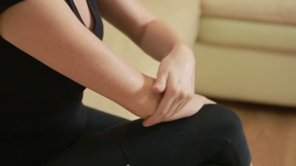 生病的妇女用胳膊肘关节疼痛痛膏女孩擦奶油在手