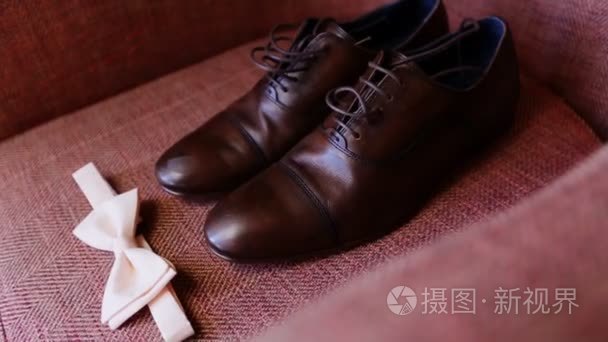 男装鞋子和领带视频