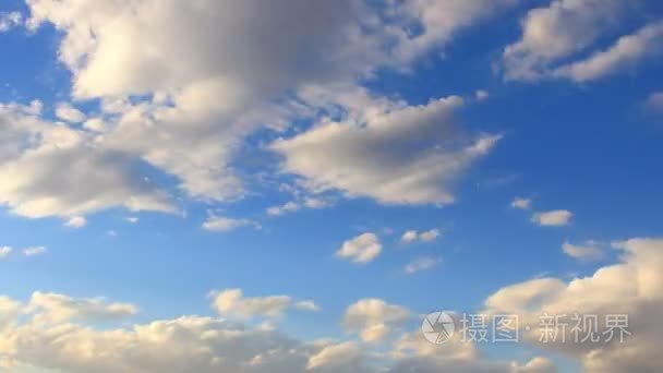 时间流逝剪贴画的白色蓬松的云彩在蓝蓝的天空