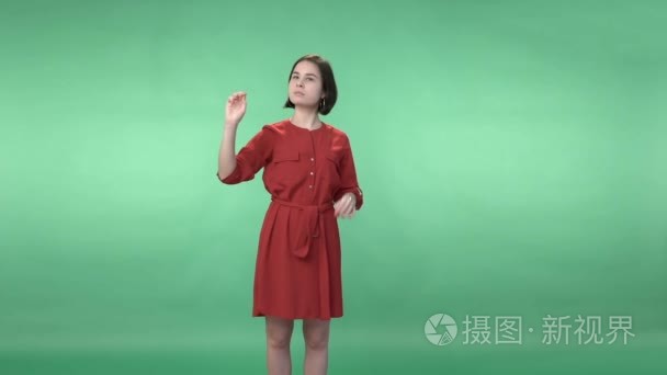 女人穿着红色翻转虚拟屏幕视频