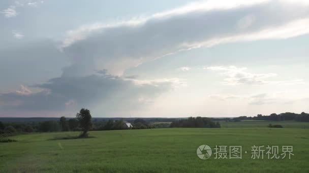 字段和与云和雨的天空