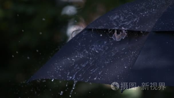 伞上的慢动作雨视频