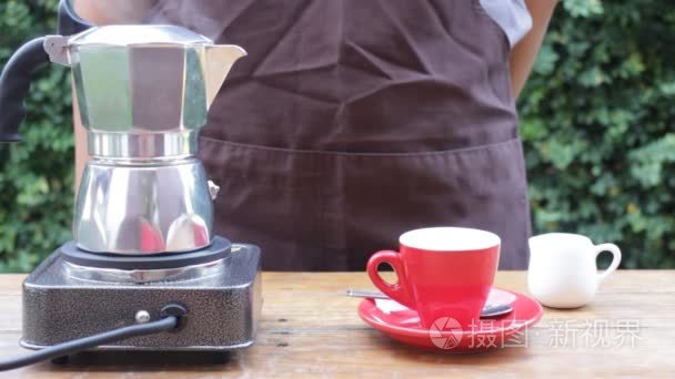 自制热咖啡饮料的摩卡壶视频