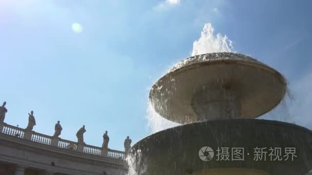 在圣伯多禄广场的喷泉视频