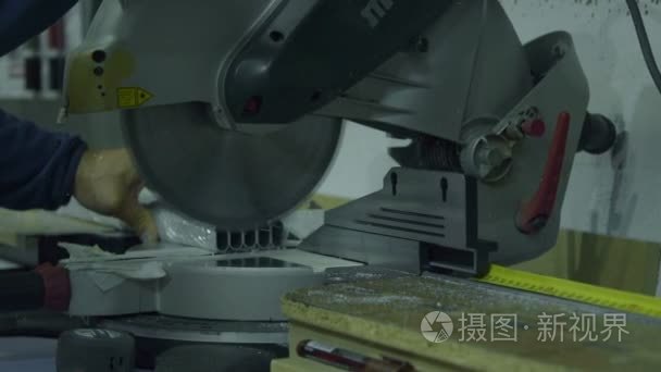 家具制造厂加工的金属零件视频