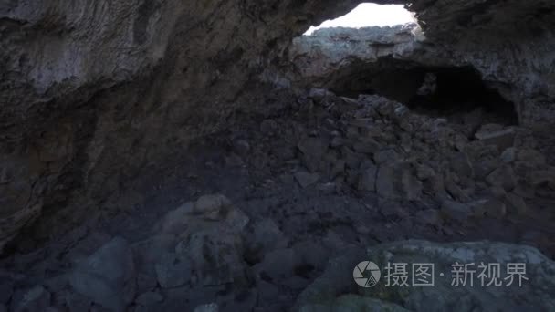 徒步旅行者探索印度隧道溶洞视频