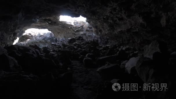 徒步旅行者探索印度隧道溶洞视频