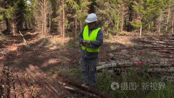 伐木工人边一堆木头看书视频