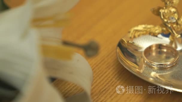 在登记大厅飞碟上的结婚戒指视频