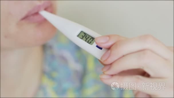病病女人嘴里的数字温度计视频