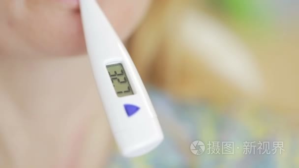 病病女人嘴里的数字温度计视频