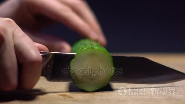 在厨房里切黄瓜视频