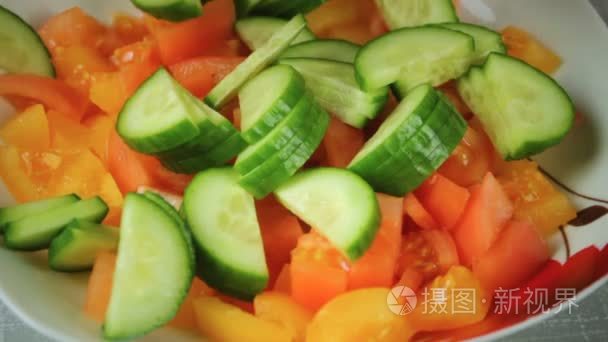 新鲜的番茄和绿色黄瓜沙拉视频
