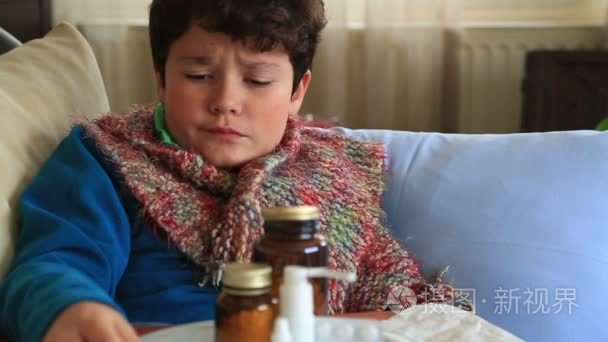 生病的孩子进组织流感打喷嚏视频